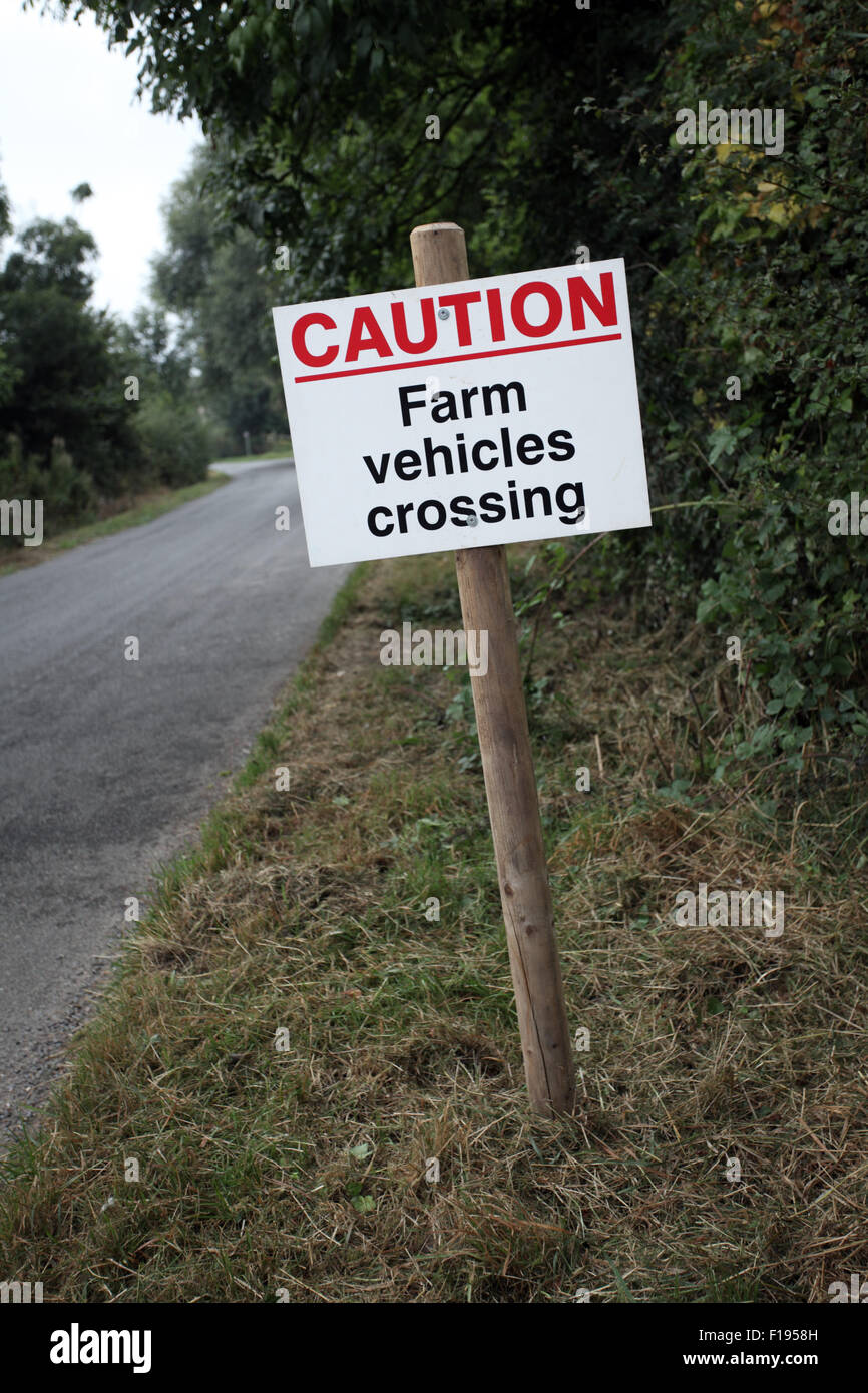 Vorsicht landwirtschaftliche Fahrzeuge anmelden Landstraße, England Stockfoto
