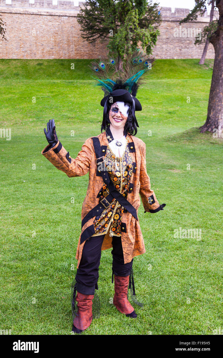 Lincoln, UK. 30. August 2015. Steampunk Festival gefeiert am meisten "splendid in der Welt", die größte Steampunk-Festival in Europa kehrt zurück nach Lincoln City, Lincolnshire, UK, England 30.08.2015 für ein Wochenende in der Asyl-VII-Credit: Tommy (Louth) / Alamy Live News Steampunk Festival Steampunks Lincoln uk England Punks Neo viktorianischen Fantasie Kleid Phantasie ungewöhnliche seltsame Steampunker Science-Fiction Technologie ästhetisches Design inspiriert vom 19. Jahrhundert industrielle Dampf betriebene Maschine Stockfoto