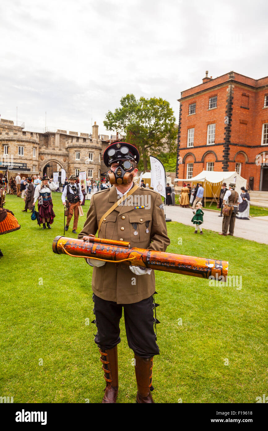 Lincoln, UK. 30. August 2015. Steampunk Festival gefeiert am meisten "splendid in der Welt", die größte Steampunk-Festival in Europa kehrt zurück nach Lincoln City, Lincolnshire, UK, England 30.08.2015 für ein Wochenende in der Asyl-VII-Credit: Tommy (Louth) / Alamy Live News Steampunk Festival Steampunks Lincoln uk England Punks Neo viktorianischen Fantasie Kleid Phantasie ungewöhnliche seltsame Steampunker Science-Fiction Technologie ästhetisches Design inspiriert vom 19. Jahrhundert industrielle Dampf betriebene Maschine Stockfoto