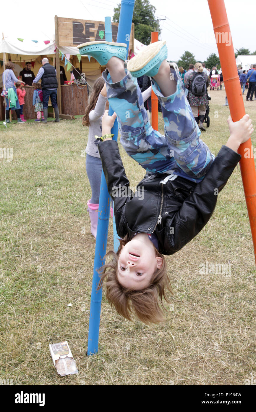 Kingham, Oxfordshire, Vereinigtes Königreich, Sonntag, 30. August 2015. Sechs Jahre alten Louis Zibarras versucht, die seine gymnastischen Fähigkeiten auf dem großen Feastival Essen und Musik Festival organisiert von Koch Jamie Oliver und Bassist Alex James auf James' Farm in Oxfordshire zu verwischen. Bild: Ric Mellis 30.08.2015 Kingham, Oxfordshire, Vereinigtes Königreich Catchline: Feastival Sonntag Credit: Ric Mellis/Alamy Live News Stockfoto