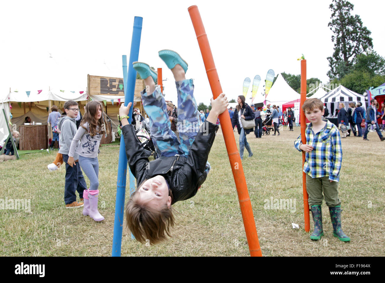 Kingham, Oxfordshire, Vereinigtes Königreich, Sonntag, 30. August 2015. Sechs Jahre alten Louis Zibarras versucht, die seine gymnastischen Fähigkeiten auf dem großen Feastival Essen und Musik Festival organisiert von Koch Jamie Oliver und Bassist Alex James auf James' Farm in Oxfordshire zu verwischen. Bild: Ric Mellis 30.08.2015 Kingham, Oxfordshire, Vereinigtes Königreich Catchline: Feastival Sonntag Credit: Ric Mellis/Alamy Live News Stockfoto