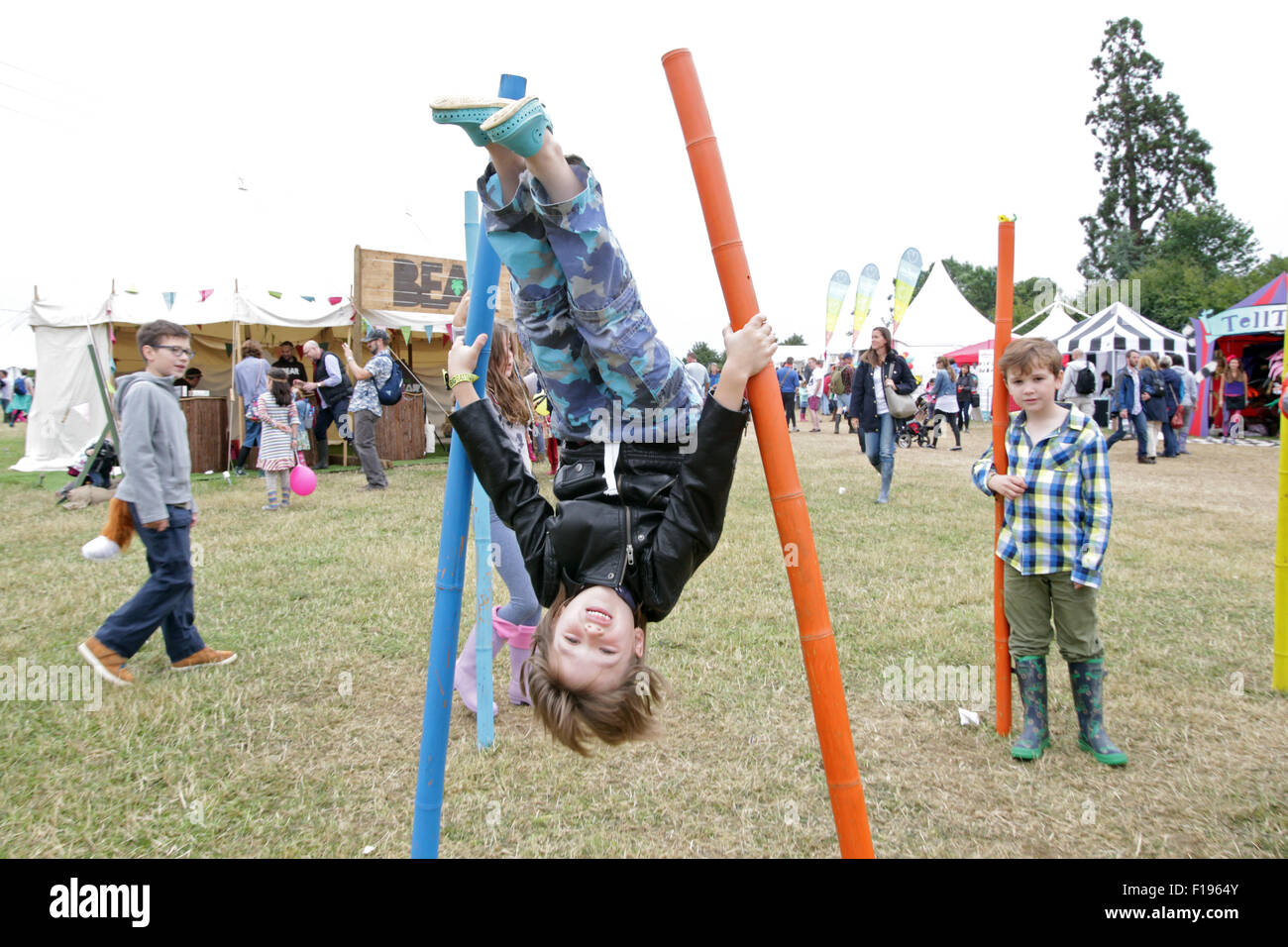 Kingham, Oxfordshire, Vereinigtes Königreich, Sonntag, 30. August 2015. Sechs Jahre alten Louis Zibarras versucht, die seine gymnastischen Fähigkeiten auf dem großen Feastival Essen und Musik Festival organisiert von Koch Jamie Oliver und Bassist Alex James auf James' Farm in Oxfordshire zu verwischen. Bild: Ric Mellis 30.08.2015 Kingham, Oxfordshire, Vereinigtes Königreich Catchline: Feastival Sonntag Credit: Ric Mellis/Alamy Live News Stockfoto
