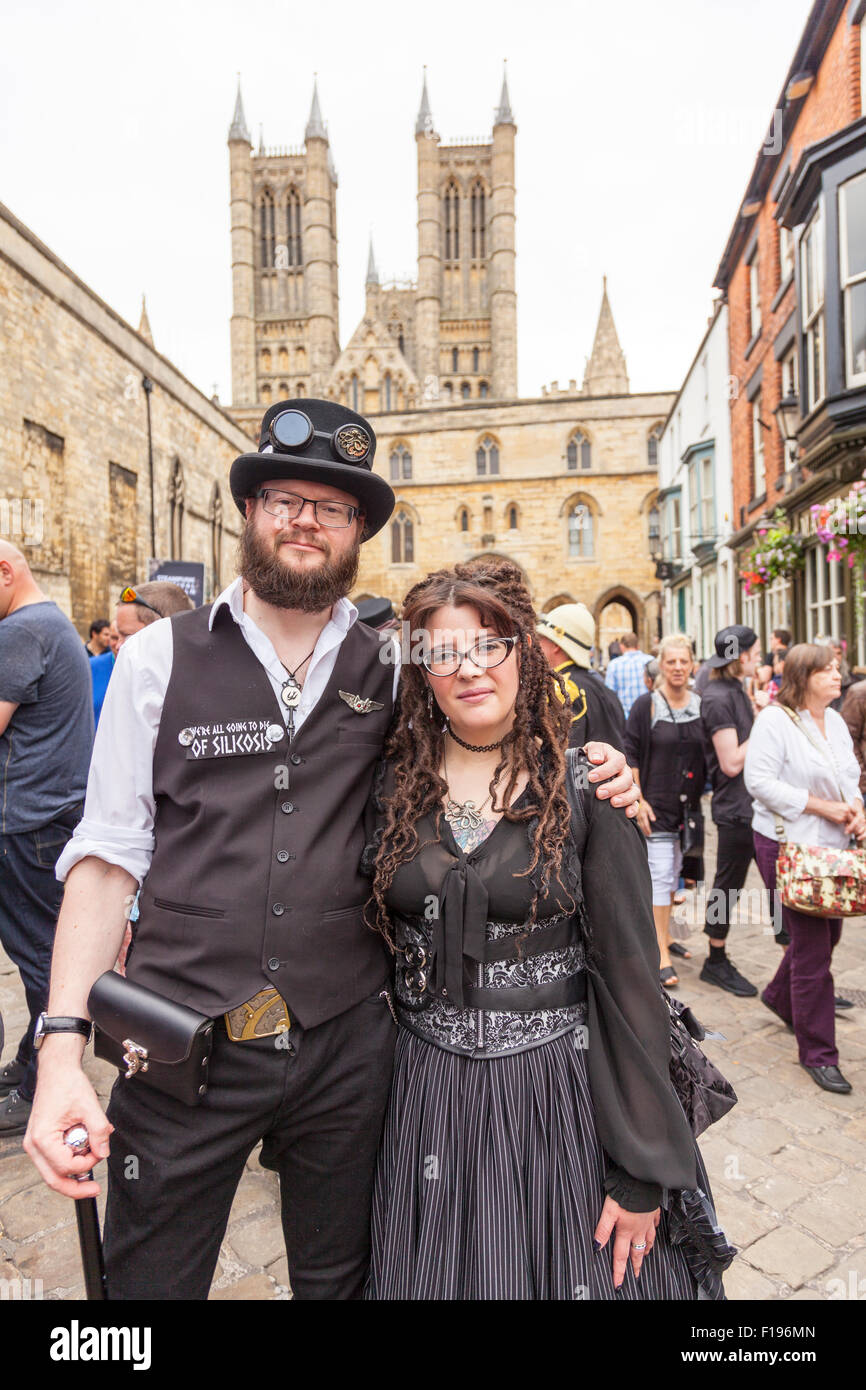 Lincoln, UK. 30. August 2015. Steampunk Festival gefeiert am meisten "splendid in der Welt", die größte Steampunk-Festival in Europa kehrt zurück nach Lincoln City, Lincolnshire, UK, England 30.08.2015 für ein Wochenende in der Asyl-VII-Credit: Tommy (Louth) / Alamy Live News Steampunk Festival Steampunks Lincoln uk England Punks Neo viktorianischen Fantasie Kleid Phantasie ungewöhnliche seltsame Steampunker Science-Fiction Technologie ästhetisches Design inspiriert vom 19. Jahrhundert industrielle Dampf betriebene Maschine Stockfoto