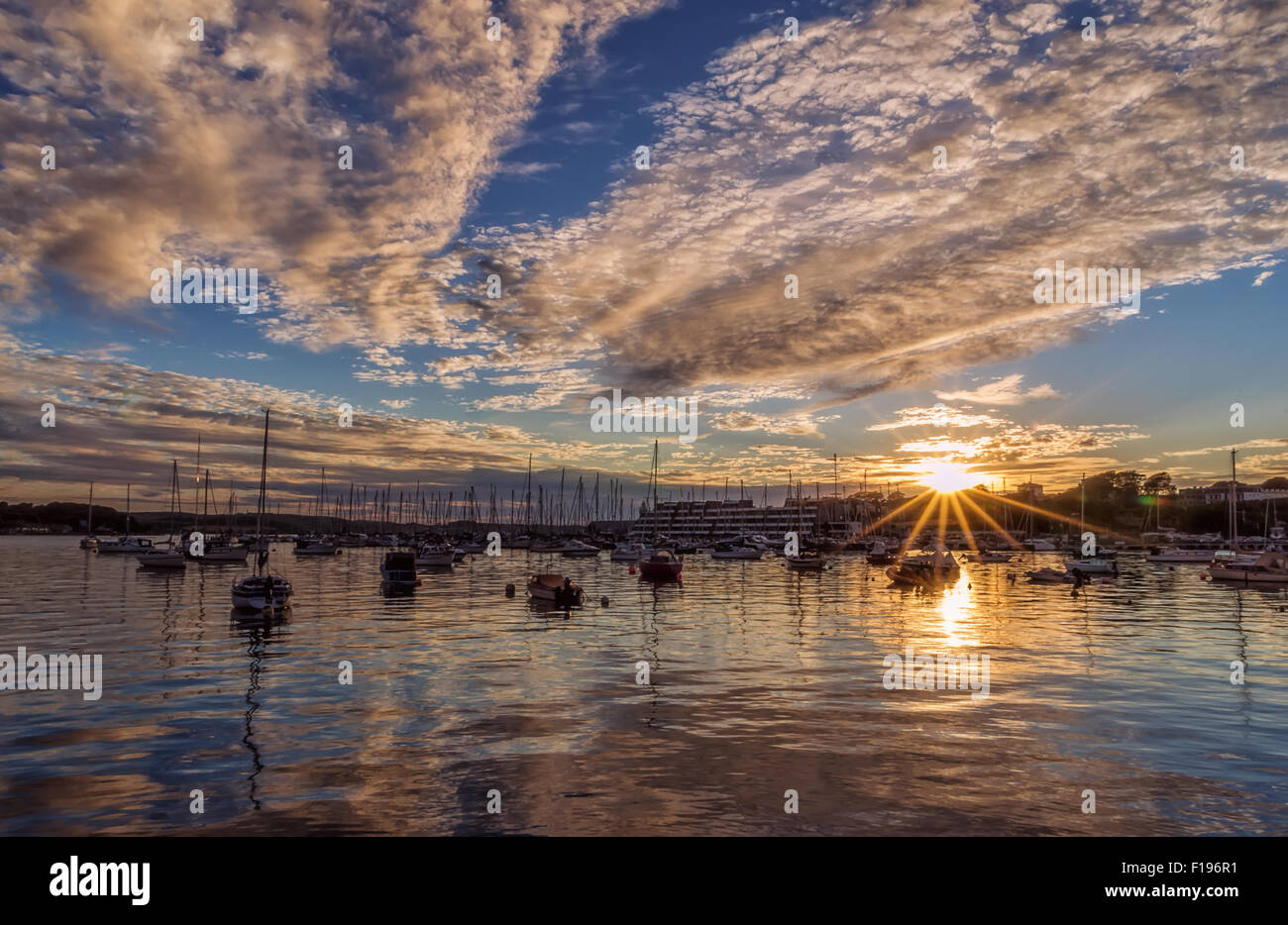 Geschichte, Segelboot, Gebäude außen, Seascape, Meer, Devon, Hafen, Plymouth Sound, Sonne, Sonnenuntergang, warme Farben, Wolken, Himmel Stockfoto