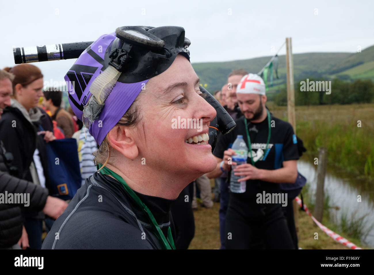 Llanwrtyd Wells, Powys, Wales 30. August 2015 - Wettbewerber Joanne Pitchforth aus Leeds feiert nach Abschluss ihrer Schnorcheln-Challenge auf der diesjährigen 30. Weltmeisterschaft Bog Schnorcheln. Im Jahr 2007 war sie Preisträgerin des Ereignisses. Stockfoto