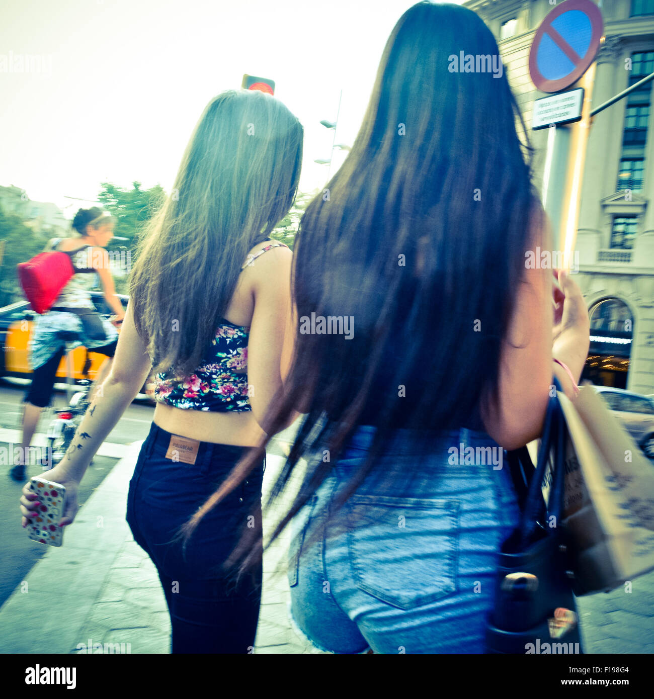 Junge Frauen in einer Straße zu Fuß. Barcelona, Katalonien, Spanien. Stockfoto