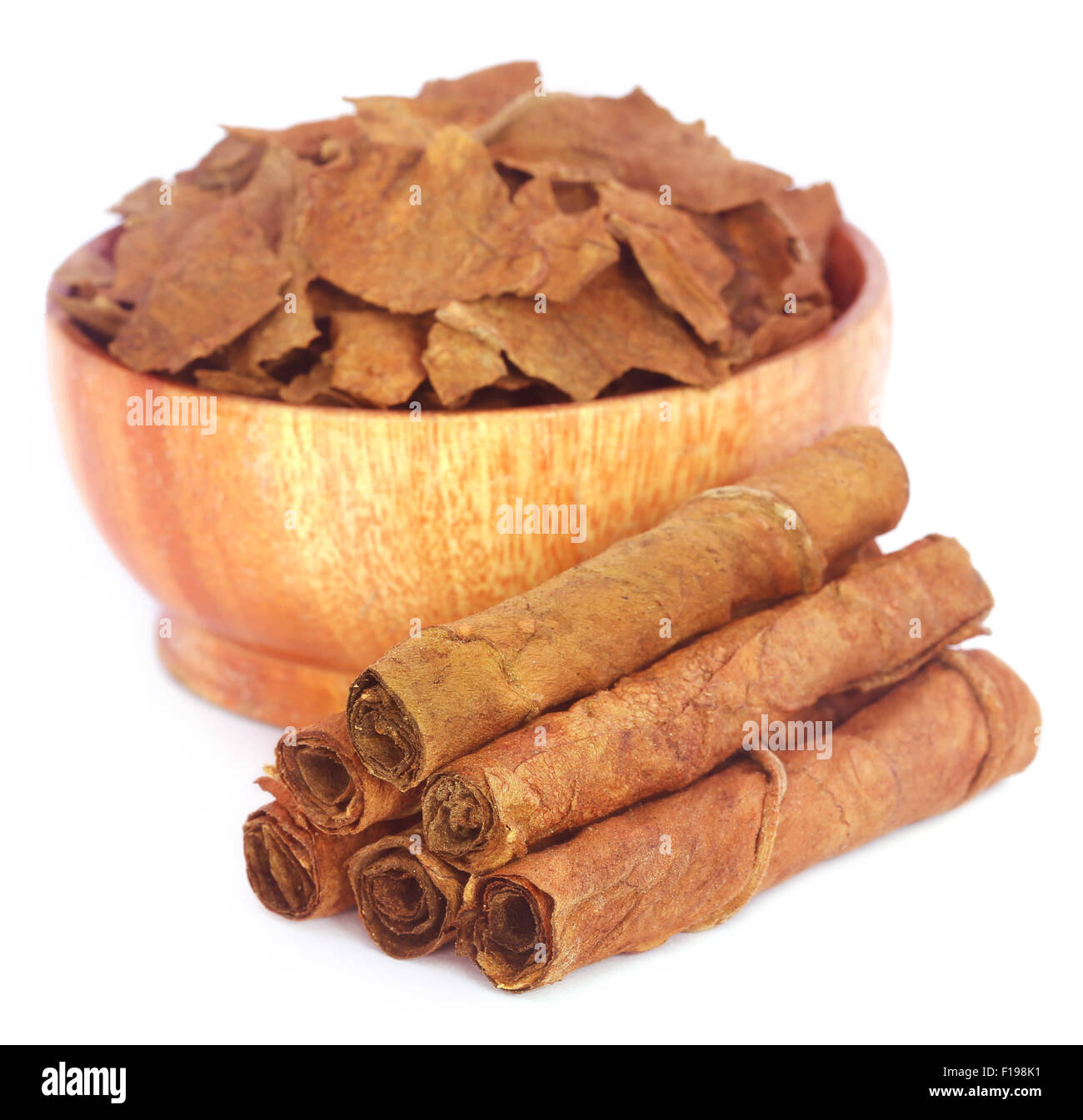 Trockene Tabakblätter in einer Holzschale Stockfoto