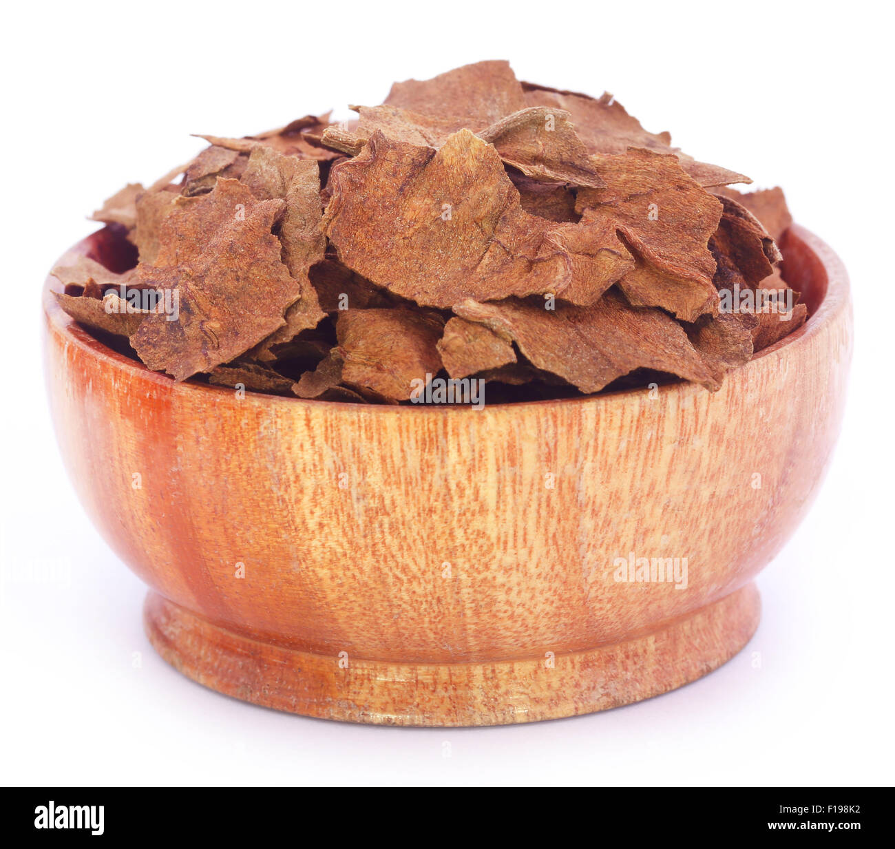 Trockene Tabakblätter in einer Holzschale Stockfoto
