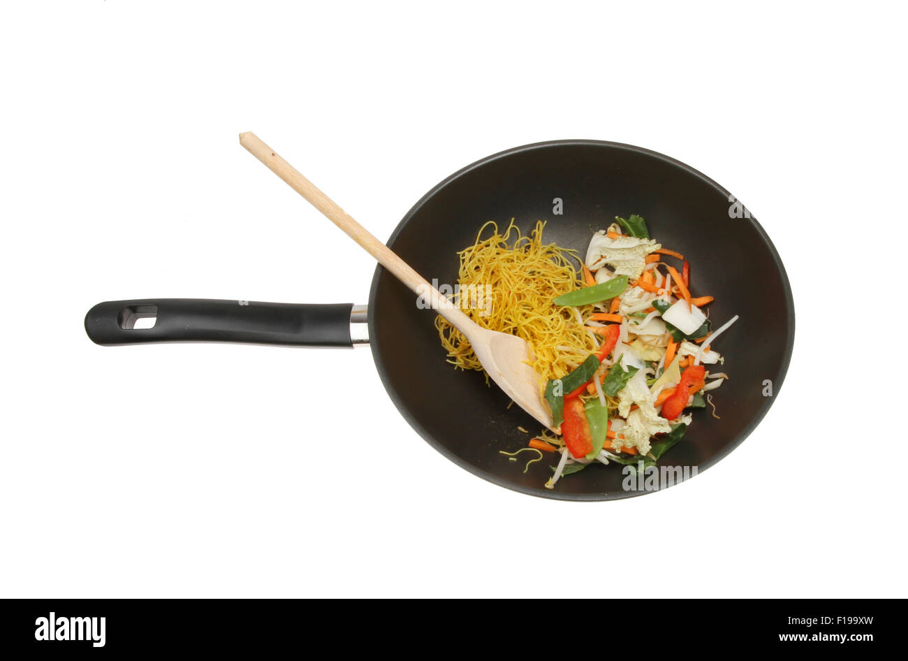 Stir Fry Zutaten, Gemüse und Nudeln im Wok isoliert gegen weiß Stockfoto