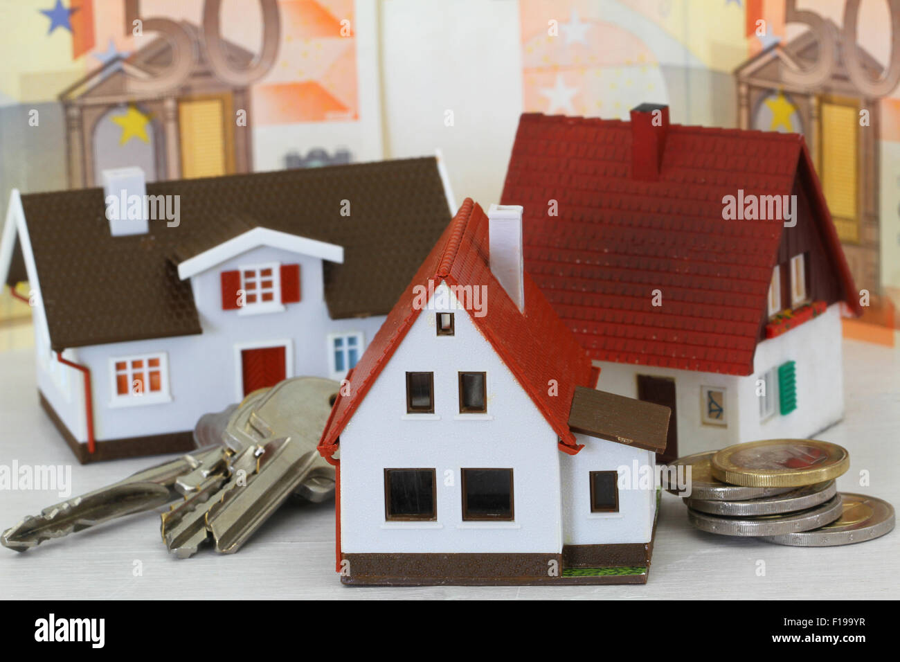 Modell Häuser mit Euro-Banknoten im Hintergrund Stockfoto