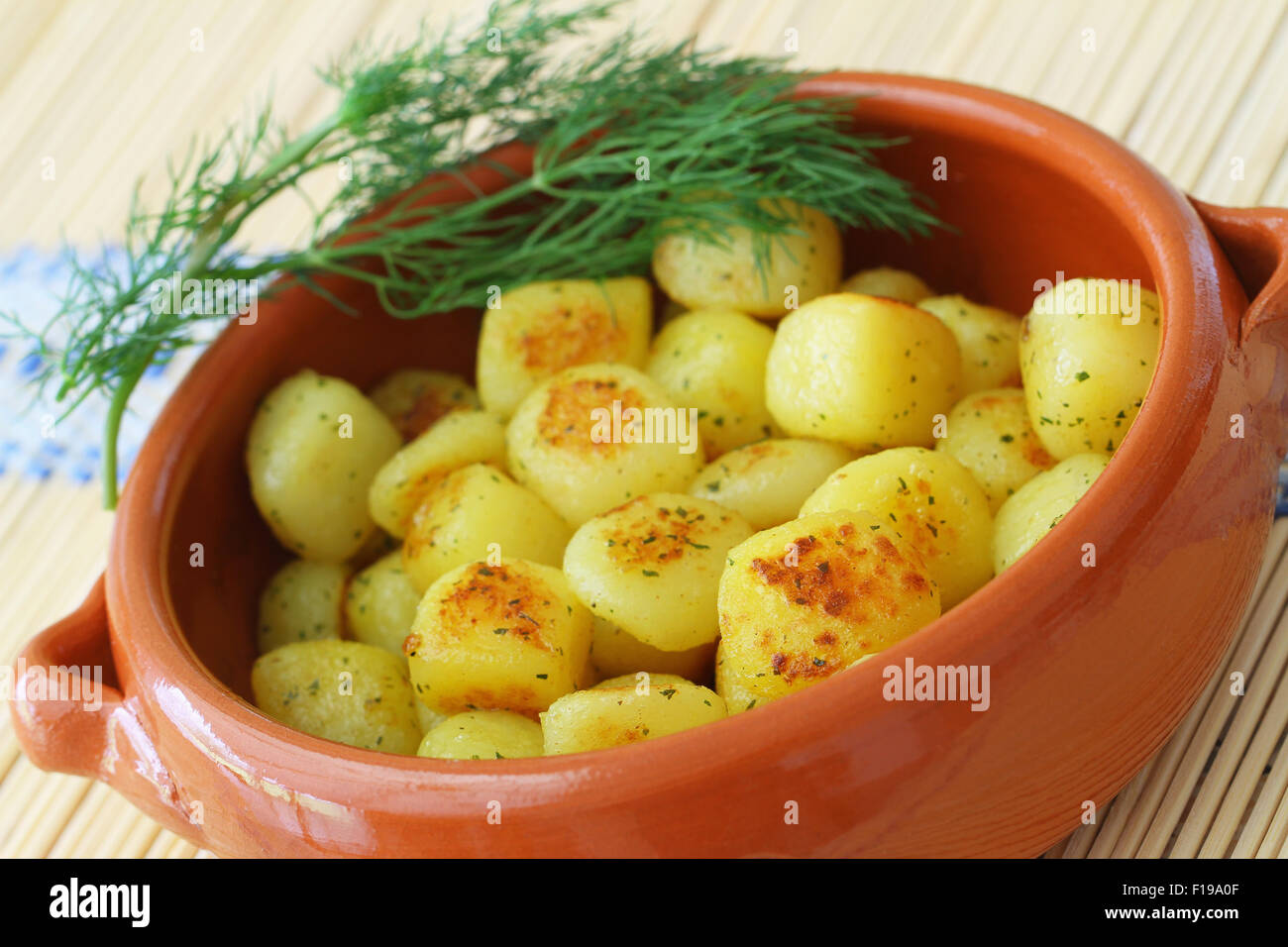 Geröstete Babykartoffeln in traditionellen Ton Schüssel, Nahaufnahme Stockfoto