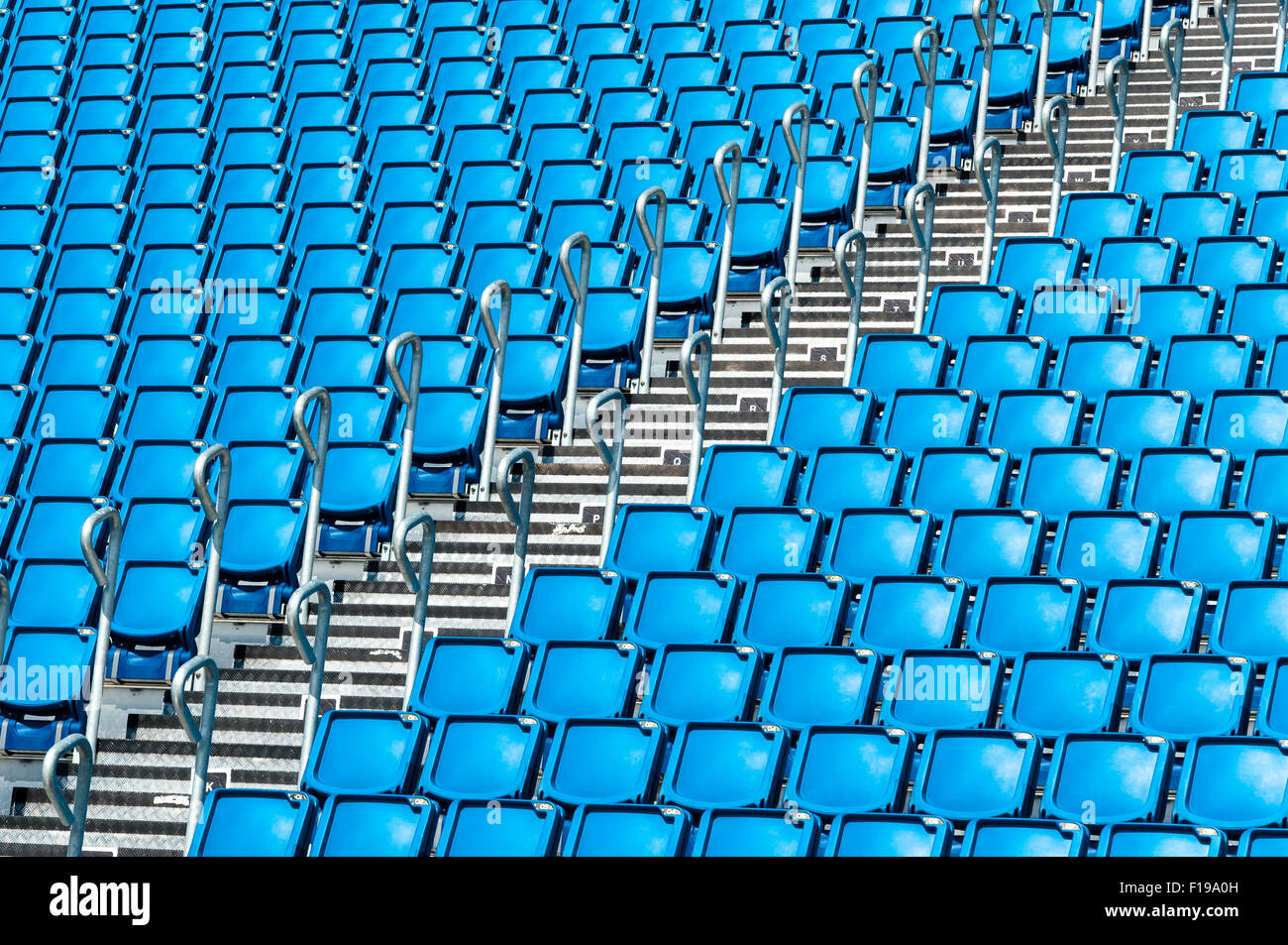 blaue Sitzreihen in einem Stadion Stockfoto
