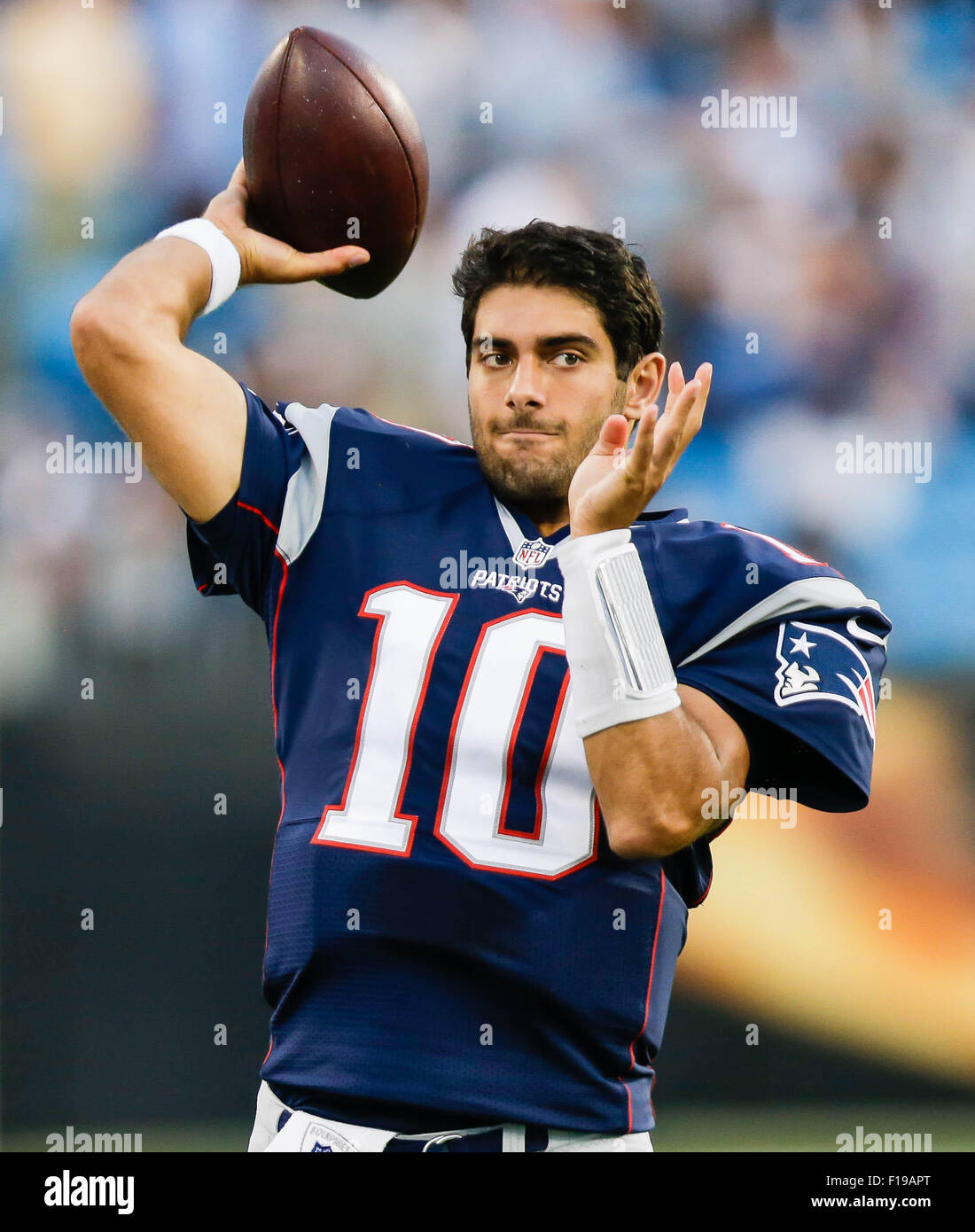 28. August 2015 wärmt Charlotte, New England Patriots Quarterback Jimmy Garoppolo #10 in einem Spiel gegen die Carolina Panthers [Garoppolo, Jimmy], am 28. August 2015, bei Bank of America Stadium in Charlotte, North Carolina. Die Patriots besiegte die Panthers 17-16. Margaret Bowles/CSM Stockfoto