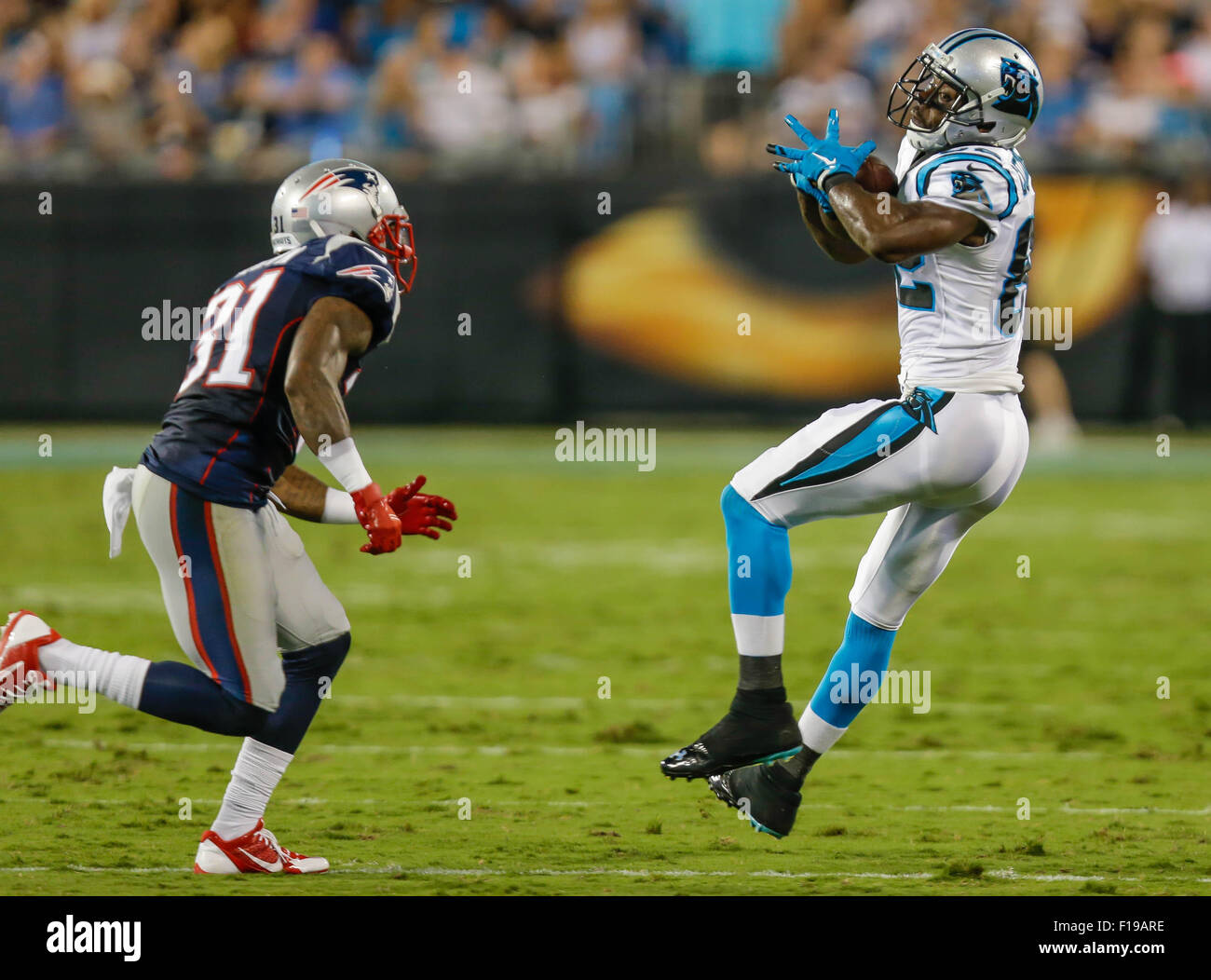 28. August 2015 Charlotte, Carolina Panthers Wide Receiver Jerricho Cotchery #82 fängt einen Pass in einem Spiel gegen die New England Patriots am 28. August 2015, bei Bank of America Stadium in Charlotte, North Carolina. Die Patriots besiegte die Panthers 17-16. Margaret Bowles/CSM Stockfoto