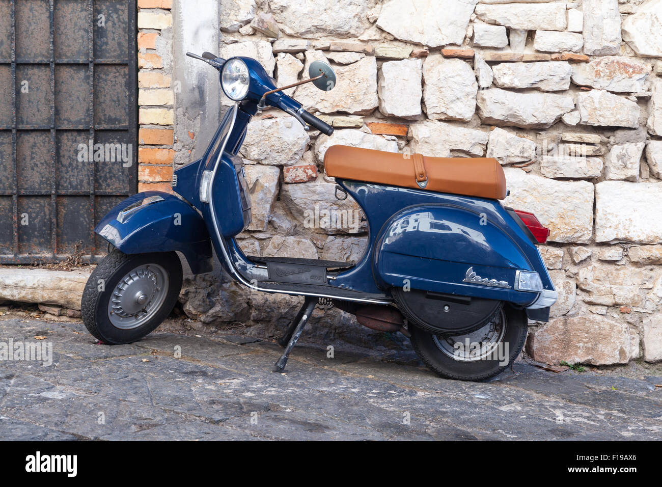 Gaeta, Italien - 19. August 2015: Klassisch blau Vespa PX 150 Roller steht geparkt in einer Stadt Stockfoto