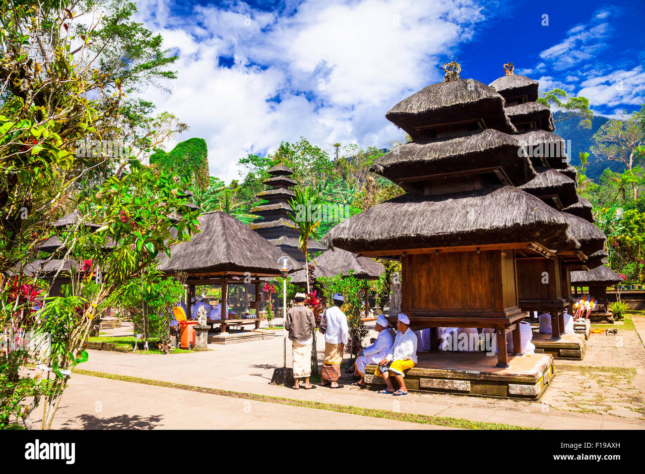 Balinesische Tempel. Menschen nach der Zeremonie Stockfoto