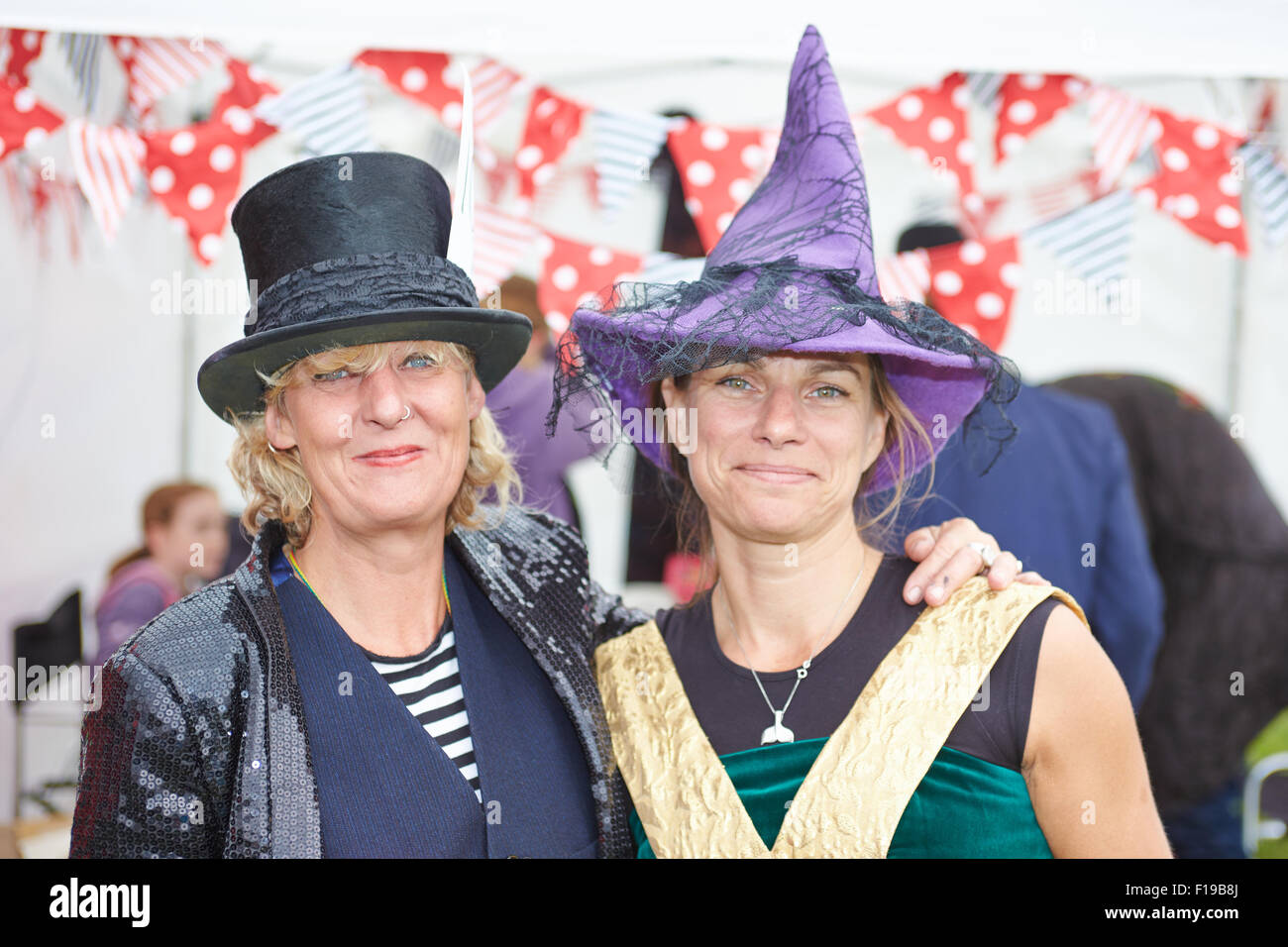 Zwei Frauen im Kostüm bei einem Dorffest. Stockfoto