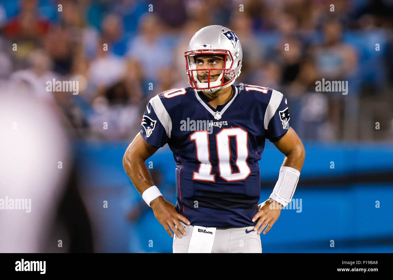 28. August 2015 Charlotte, New England Patriots Quarterback Jimmy Garoppolo #10 nimmt eine Auszeit in einem Spiel gegen die Carolina Panthers am 28. August 2015, bei Bank of America Stadium in Charlotte, North Carolina. Die Patriots besiegte die Panthers 17-16. Margaret Bowles/CSM Stockfoto