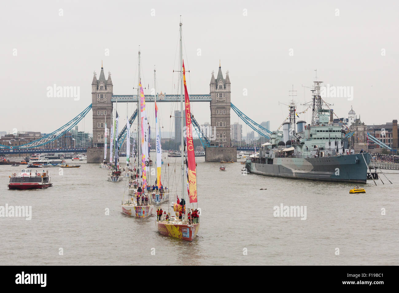 London, UK. 30. August 2015. Clipper Yachten parade auf der Themse, London unter einer erhöhten Tower Bridge für den Start der Round the World Clipper Race 2015 verlassen. Bildnachweis: Versand Bilder/Alamy Live News Stockfoto