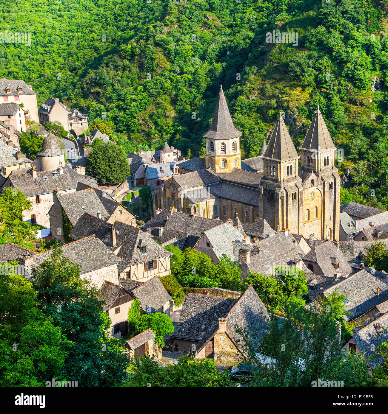 Panoramablick von Conques und mittelalterlichen Kathedrale, Frankreich. Stockfoto