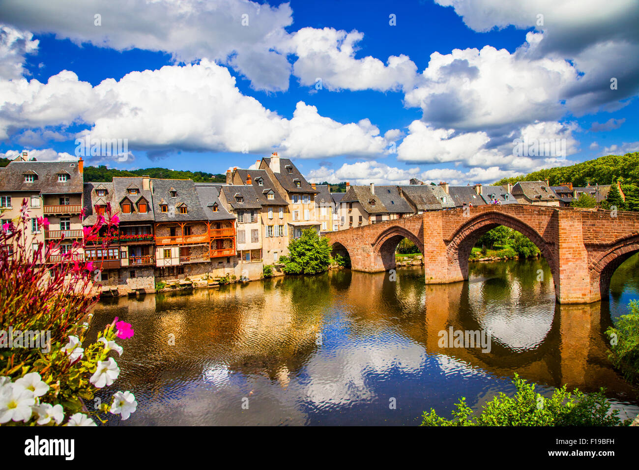 Espalion - mit berühmten Pont-Vieux (alte Brücke) - UNESCO-Welterbe der Strecken von Santiago de Compostela in Frankreich. Stockfoto