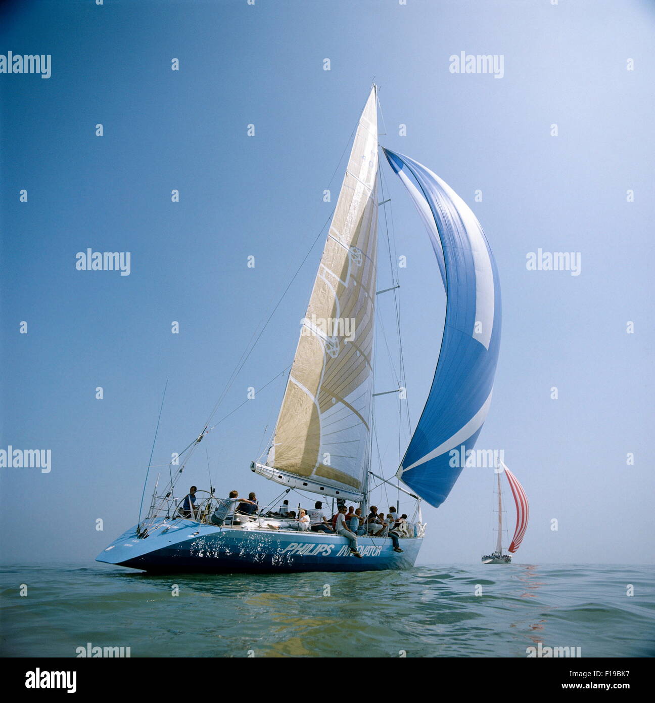 AJAXNETPHOTO. 1985. SOLENT, ENGLAND. MAXI-SERIE - PHILIPS INNOVATOR SKIPPERED DURCH DIRK NAUTA (HOL). JUDEL/VROLIJK GESTALTETE YACHT IST EIN WHITBREAD RENNEN EINTRAG. FOTO: JONATHAN EASTLAND / AJAX Stockfoto