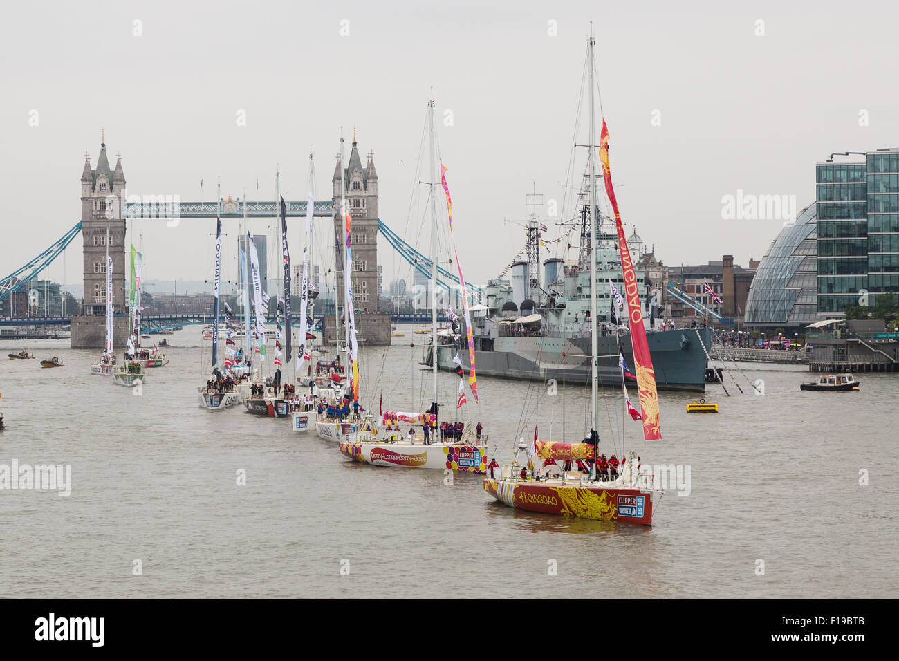 London, UK. 30. August 2015. Clipper Yachten parade auf der Themse, London unter einer erhöhten Tower Bridge für den Start der Round the World Clipper Race 2015 verlassen. Bildnachweis: Versand Bilder/Alamy Live News Stockfoto