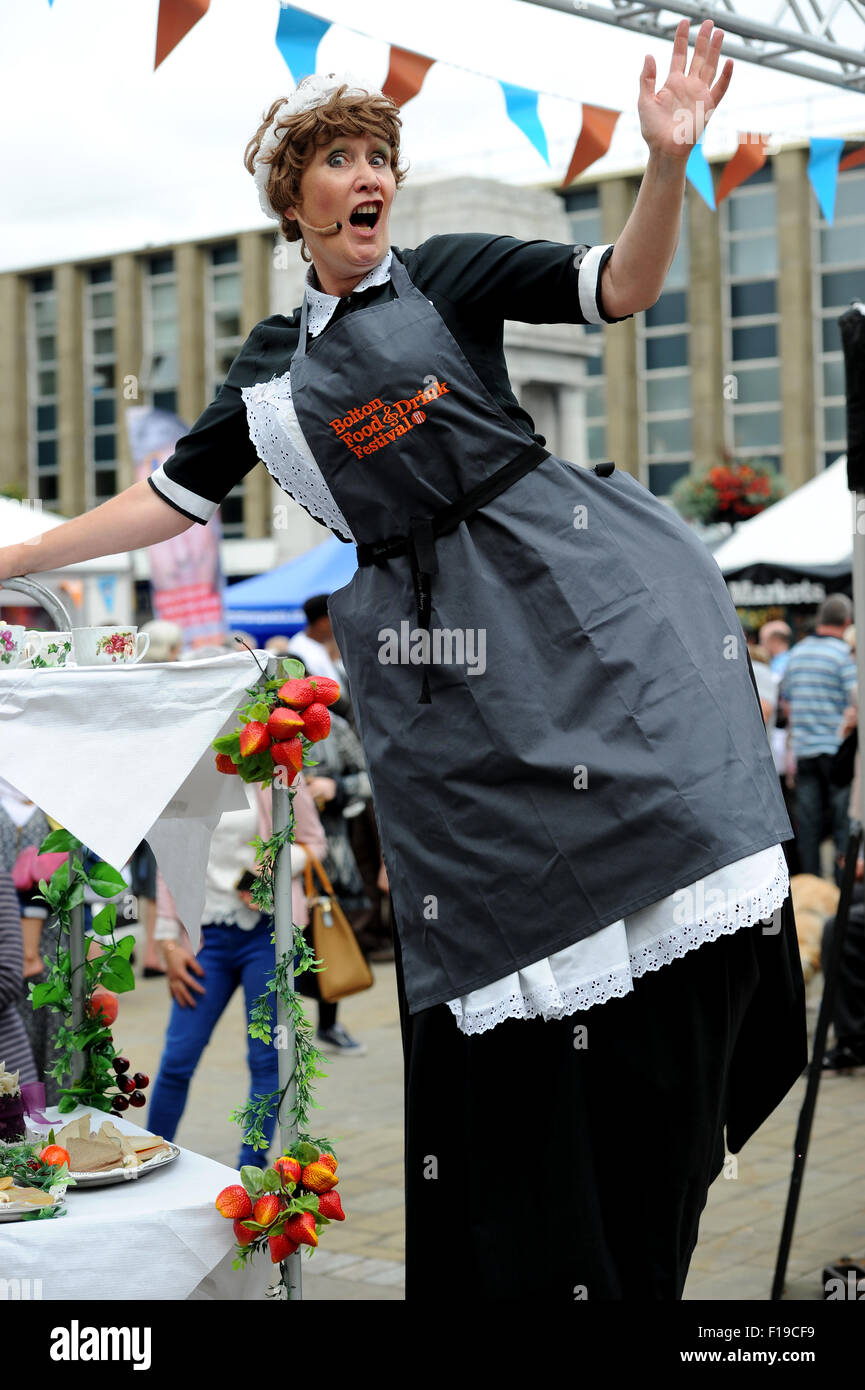 Bolton, UK. 30. August 2015. 10. jährliche Bolton-Essen und trinken Festival, Victoria Square, Bolton, Lancashire. Straße Entertainer Bridie stellt die Tee-Dame für ihr Bild. Bildnachweis: Paul Heyes/Alamy Live-Nachrichten Stockfoto