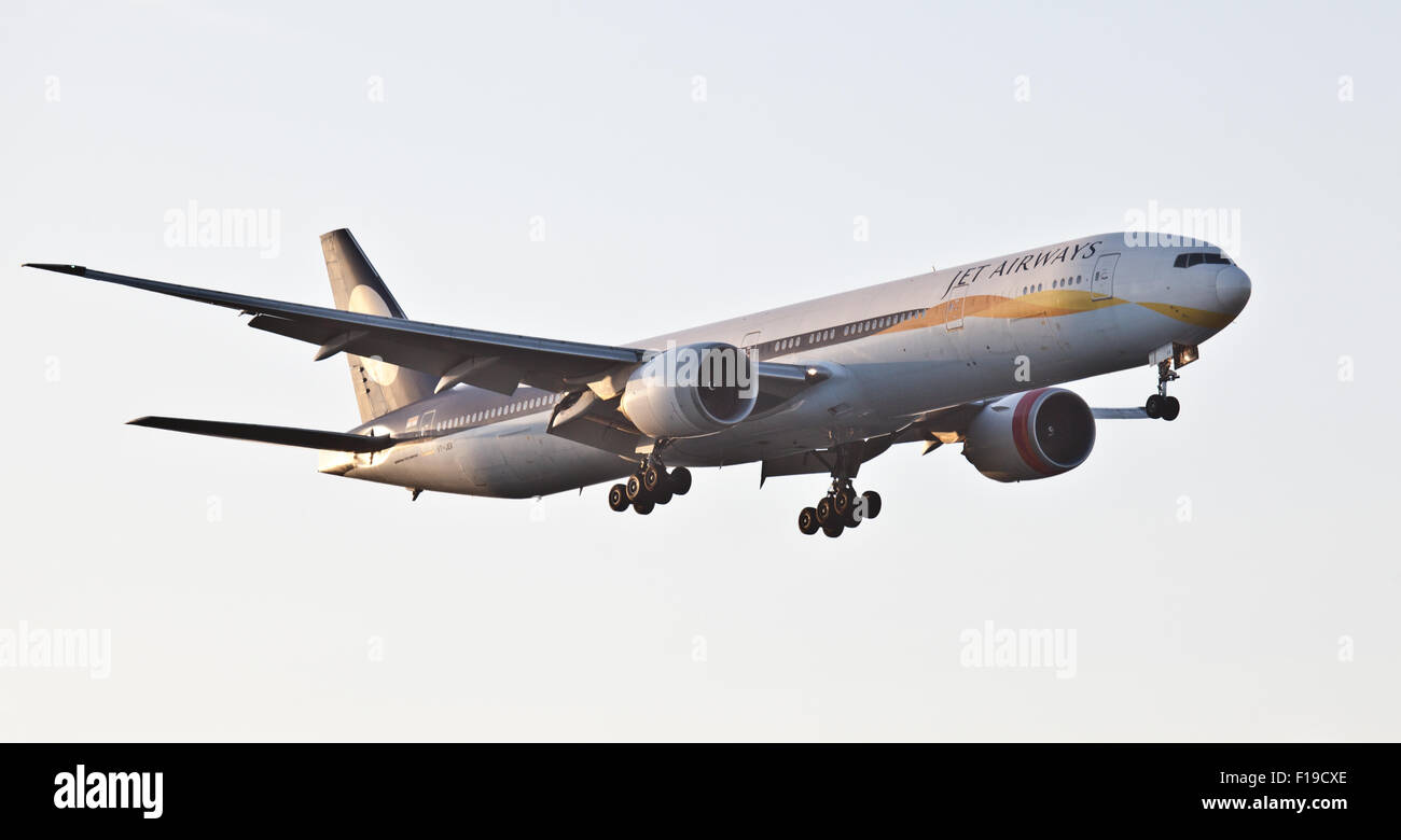 Jet Airways Boeing 777 VT-JEK ins Land kommen am Flughafen London Heathrow LHR Stockfoto