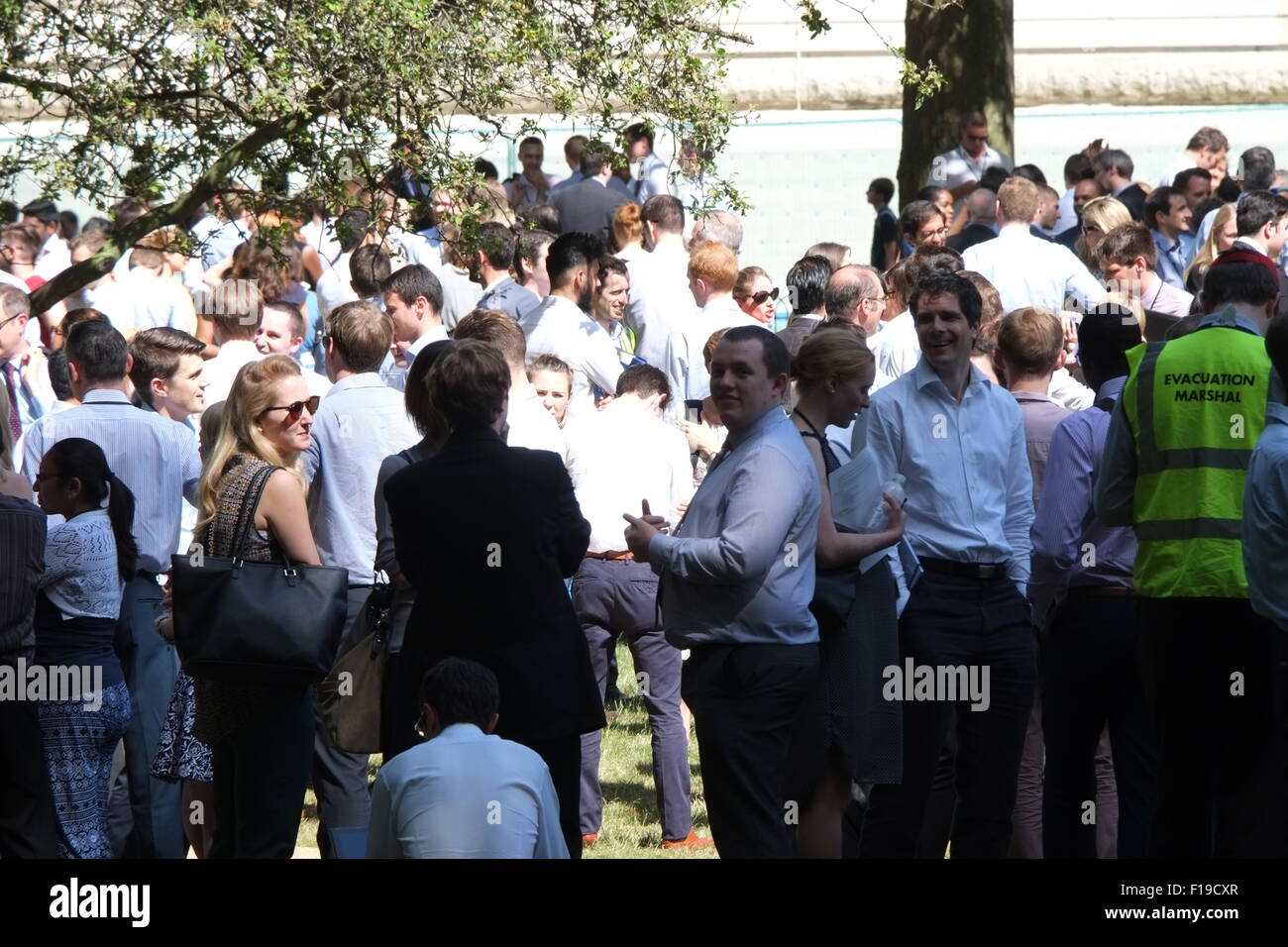 Große Anzahl von Regierung Personal wurden in eine Brandschutzübung evakuiert und verbrachten den Nachmittag im St. James Park, einige Arbeiten mit Kreisen treffen im Park, geweitermacht gerechteste der Pause genossen. Die UK Export und Personal Finance und cabinet Office Personal zu jenen gehörten evakuiert Featuring: Atmosphäre, Aussicht wo: London, Vereinigtes Königreich bei: 29. Juni 2015 Stockfoto