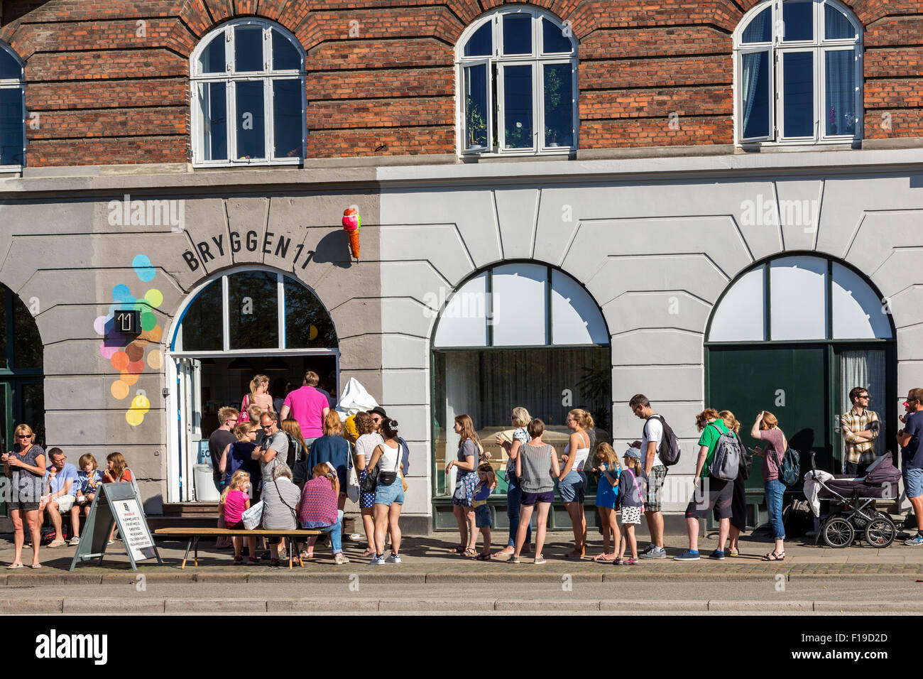 Menschen Schlange vor Eis Shop, Islands Brygge, Kopenhagen, Dänemark Stockfoto