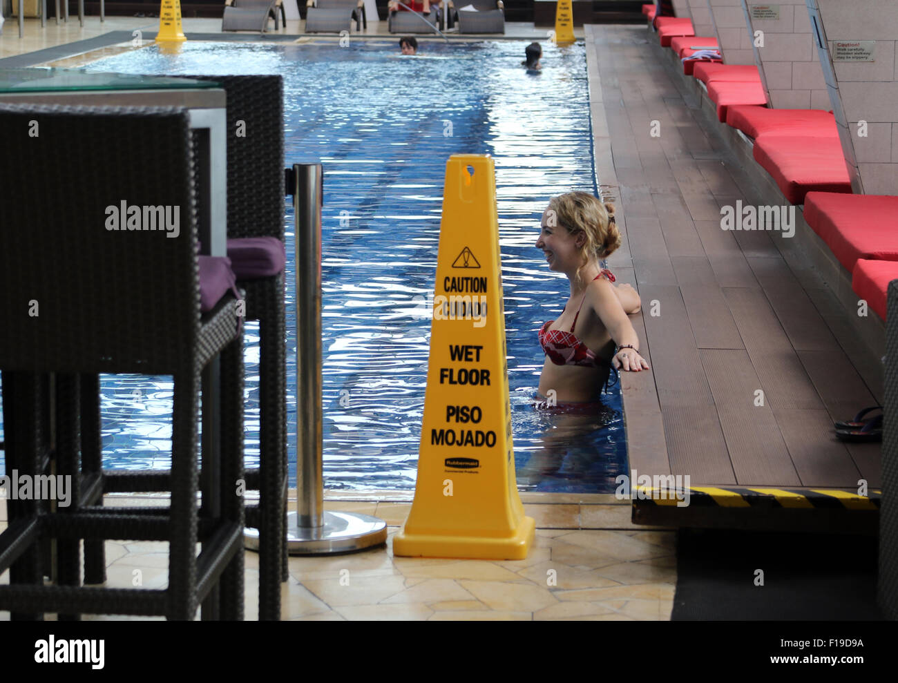 Nassen Sie Boden Gesundheit Sicherheitszeichen als nächstes zum Schwimmbad Stockfoto
