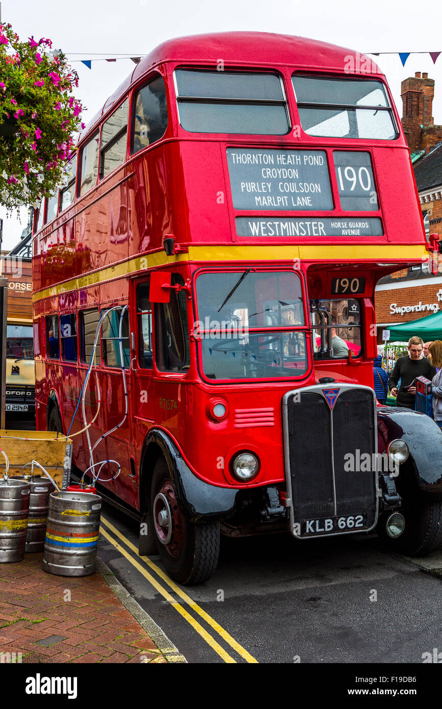 Bridgnorth, UK. 30. August 2015. In der High Street, Bridgnorth halten 2015 Musik & Arts Festival. Eine große Schar von Besuchern genossen Suppen, echtes Ale & live-Musik. Ein Bier-Bus bietet eine Auswahl an Ales. Bildnachweis: Ian Henley/Alamy Live-Nachrichten Stockfoto