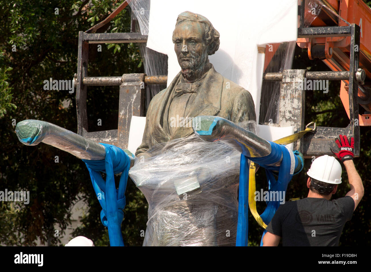 Austin, Texas, USA. 30. August 2015. 1933 Statue des konföderierten Führer Jefferson Davis wird entfernt von der University of Texas South Mall Sonntag nach UT Präsident Gregory Fenves es in einem Campus-Museum zusammen mit einem Begleiter Statue des Präsidenten Woodrow Wilson platziert werden gelöscht.  Den letzten rassistisch motivierten Shootings in den USA haben einige kulturellen Ikonen des konföderierten Südens Neuüberprüfung gefordert. Bildnachweis: Bob Dämmrich/Alamy Live-Nachrichten Stockfoto