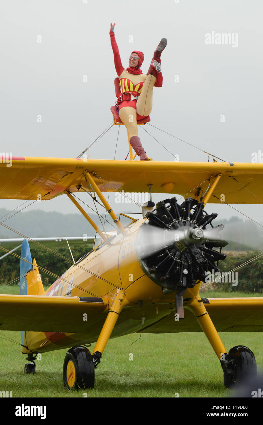 Das spanische Mädchen Ainhoa Sanchez debütierte in Großbritannien als energiegeladener Wingwalker auf einem Stearman Doppeldecker Stockfoto