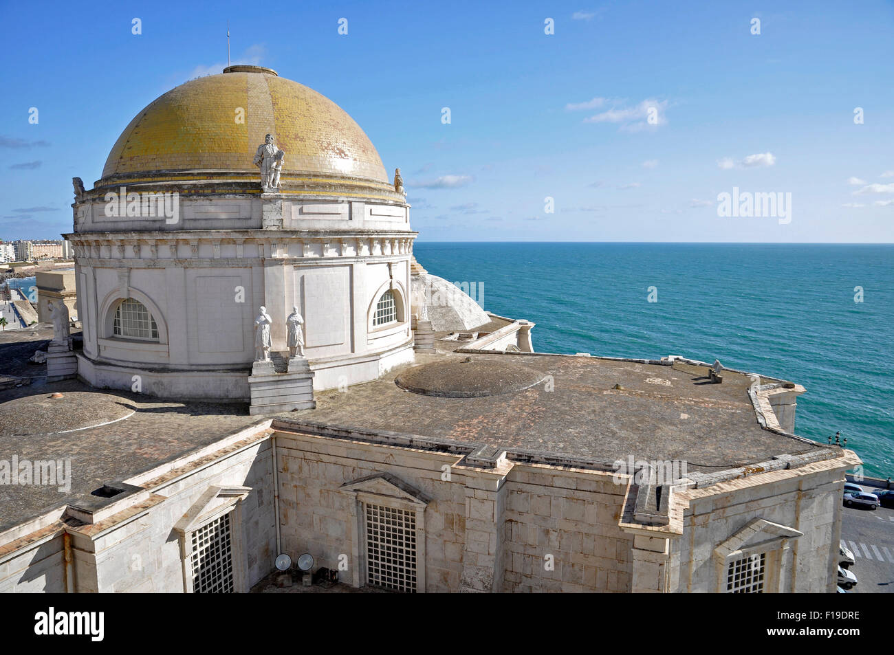 Panoramablick auf die gelbe Kuppel und das Dach des Cádiz Catedral de la Santa Cruz gegen das atlantische Meer (Kathedrale von Cádiz, Andalusien, Spanien) Stockfoto
