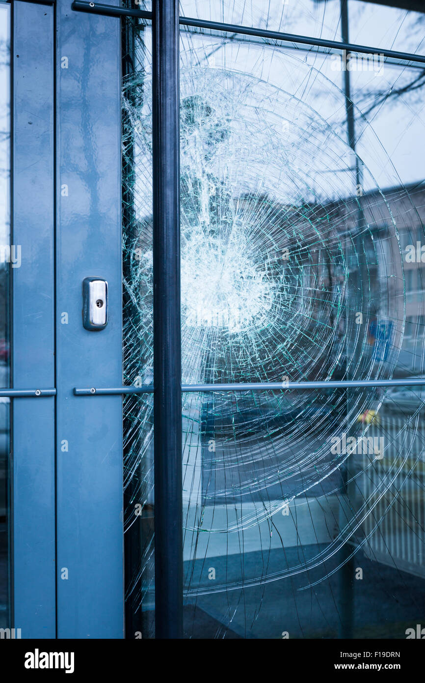 Zerbrochenes Glas-Eingangstür Stockfoto