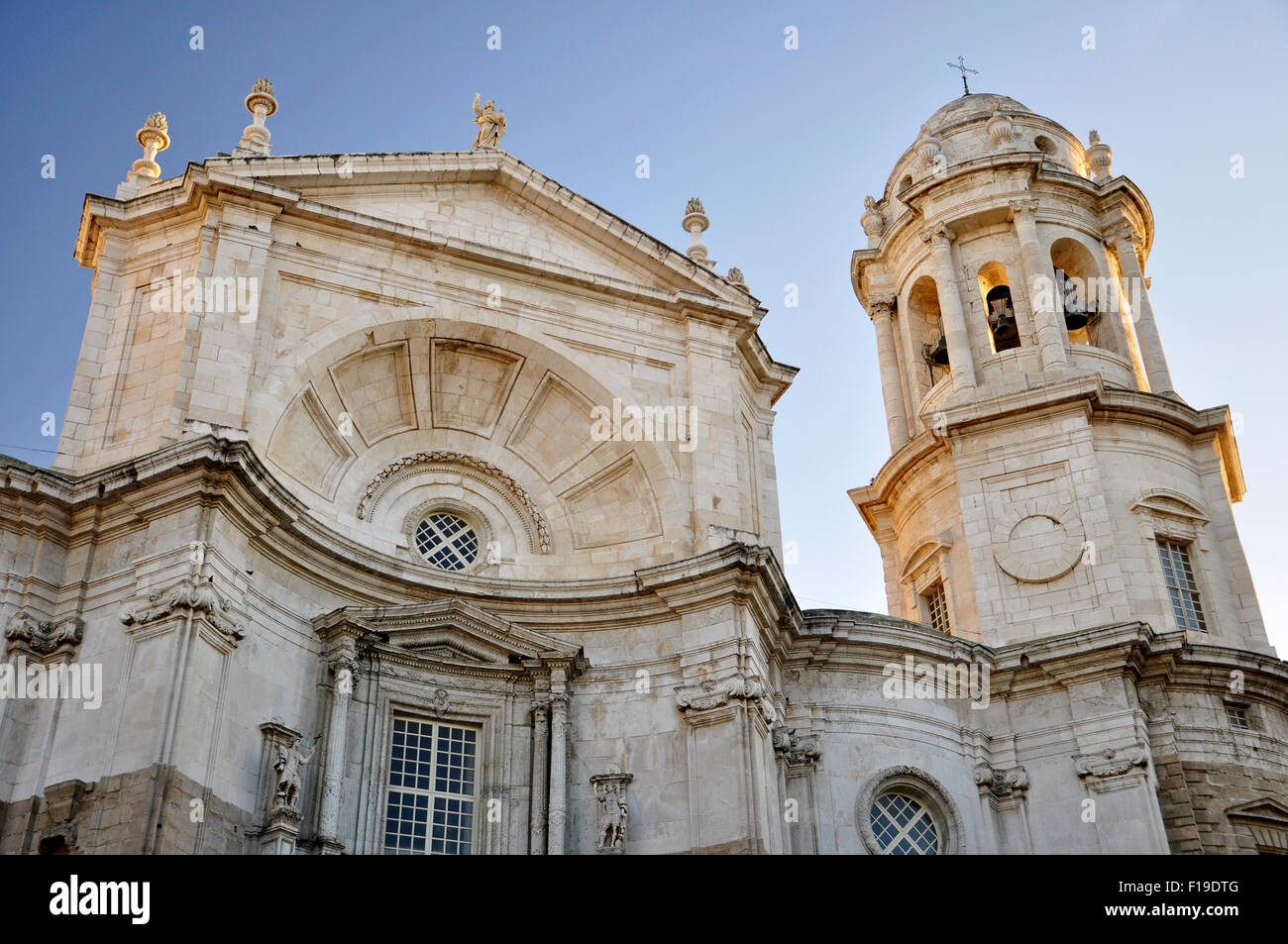 Frontfassade und Kirchturm des baroistischen und neoklassizistischen Cádiz Catedral de la Santa Cruz bei Sonnenuntergang (Kathedrale von Cádiz, Andalusien, Spanien) Stockfoto