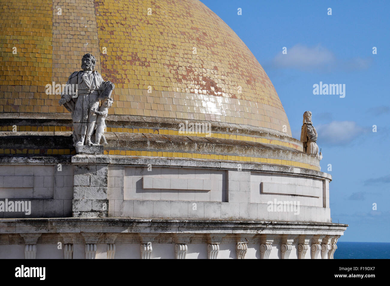 Detail der Statuen und Fliesen der gelben Kuppel des Cádiz Catedral de la Santa Cruz sobre las Aguas (Kathedrale von Cádiz, Andalusien, Spanien) Stockfoto