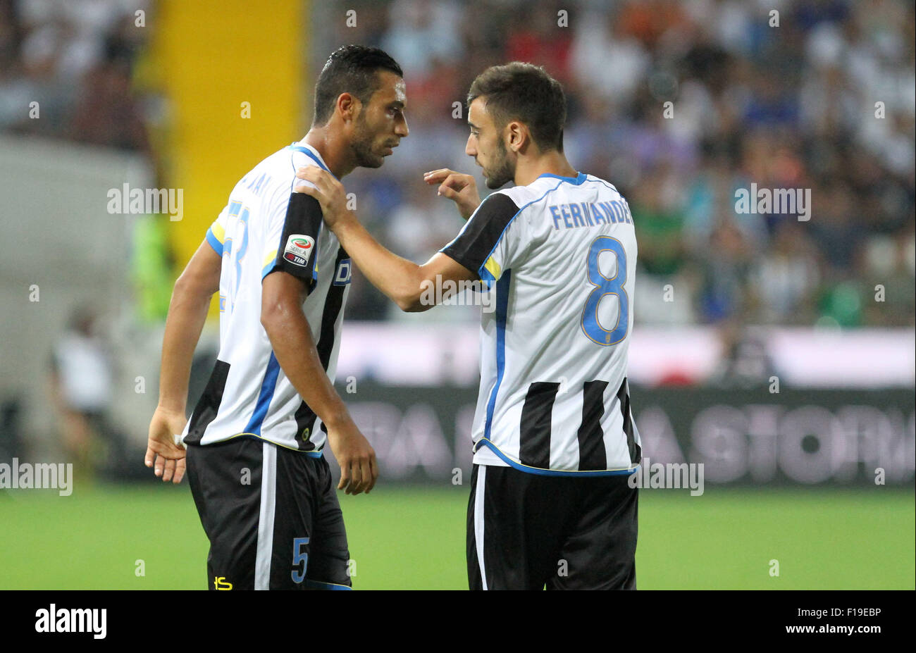 Udine, Italien. 30. August 2015. Udinese Verteidiger Ali Adnan Kadhim (L) spricht mit Udinese Mittelfeldspieler Borges Bruno Fernandes bei der italienischen Serie A-Fußballspiel zwischen Udinese Calcio V Palermo am 30. August 2015 im Friaul-Stadion in Udine, Italien. Bildnachweis: Andrea Spinelli/Alamy Live-Nachrichten Stockfoto