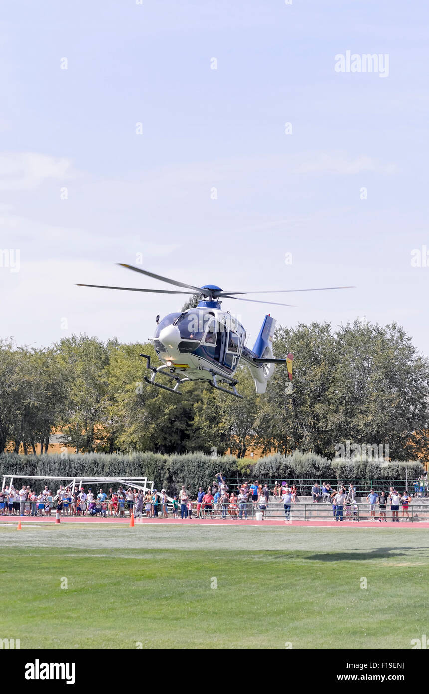 ALCALA DE HENARES, Spanien - 29. August 2015: Nicht identifizierte Personen eine Hubschrauber-Ausstellung der spanischen Polizei in Alcalá De Henares, am 29. August 2015 beobachten. Armee -Korps von Spanien getan haben eine Show während der Messen von Alcala De Henares. Bildnachweis: Russet Apfel/Alamy Live News Stockfoto