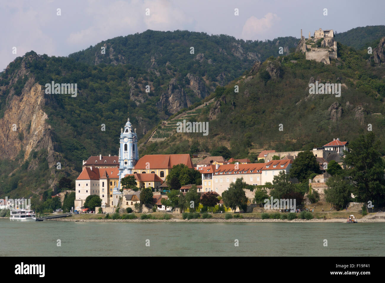 Ein Blick auf Dürnstein Dorf über die Donau in Die Wachau Stockfoto