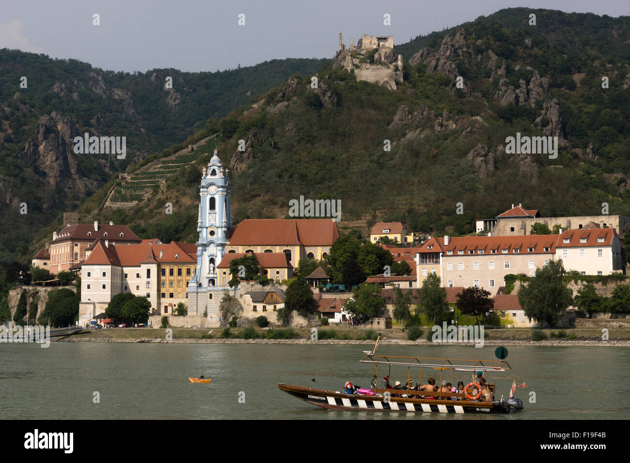 Ein kleines Ausflugsboot auf der Donau am Dorf Durnstein in der Wachau Stockfoto