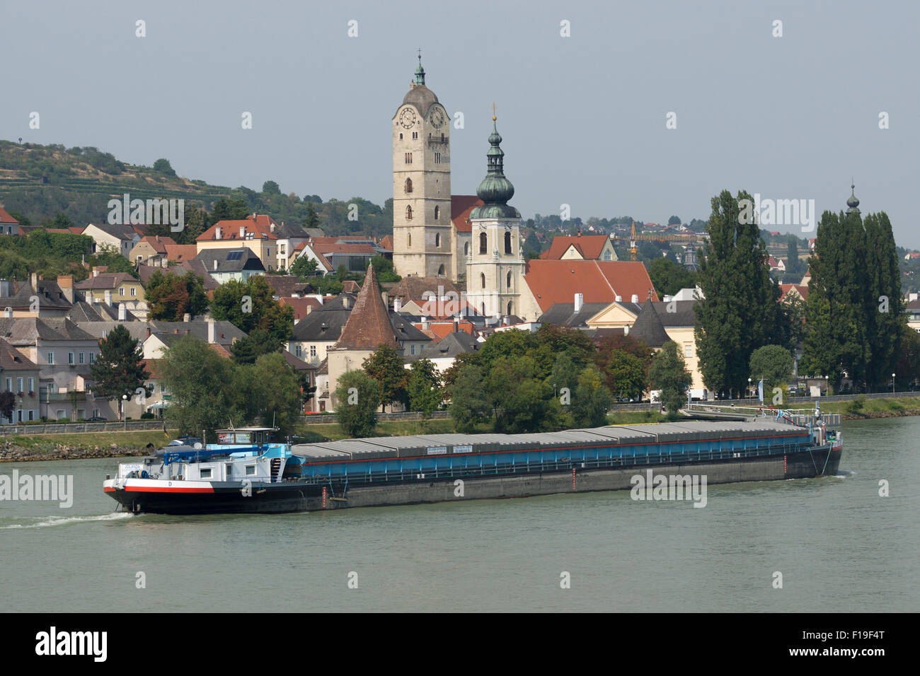 Ein Handelsschiff, das Waren an Stein an der Donau auf der Donau in Niederösterreich transportiert Stockfoto