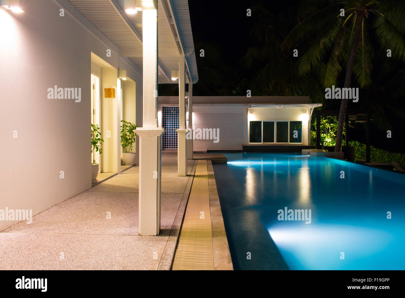 Rückansicht des Luxus-Villa mit Pool in der Nacht Stockfoto
