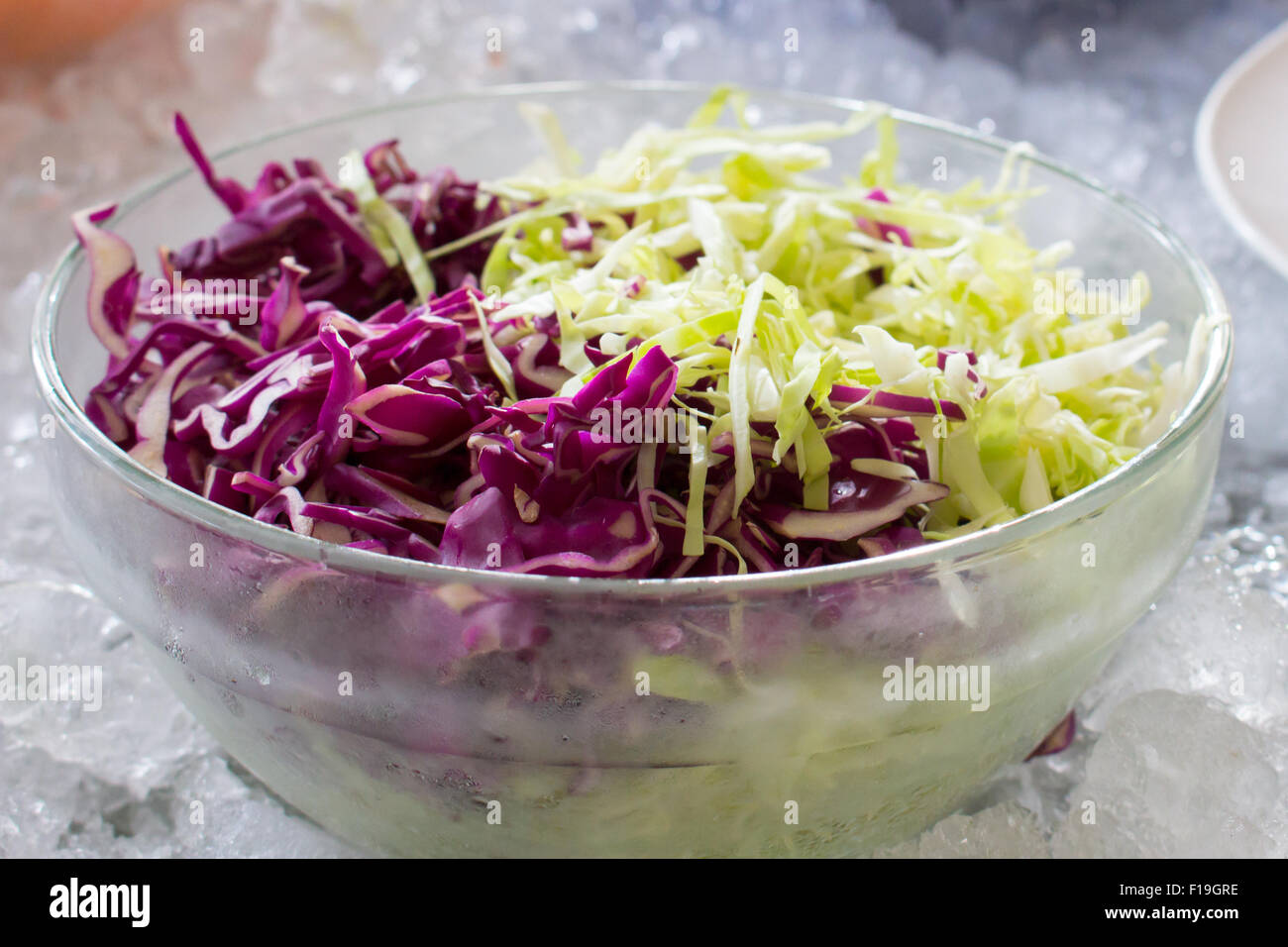 gemischter Salat auf einer Schüssel legte auf dem Eis um es frisch zu halten Stockfoto