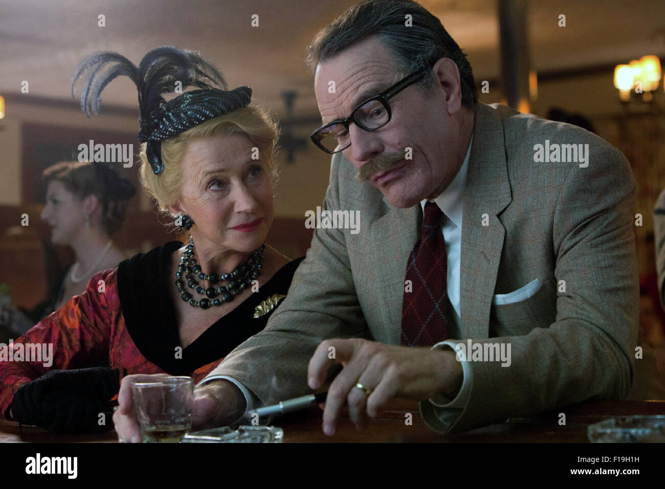 Trumbo ist ein kommenden amerikanischen biographischen Drama Film, Regie: Jay Roach und geschrieben von John McNamara. Die Hauptrollen Bryan Cranston, Diane Lane, Elle Fanning, Louis c.k., Helen Mirren und John Goodman.  Dieses Foto ist nur zu redaktionellen Zwecken und unterliegen dem Copyright von der Filmgesellschaft und/oder der Fotograf von dem Film oder der Firma zugeordnet und kann nur durch Veröffentlichungen im Zusammenhang mit der Förderung der oben genannten Film reproduziert werden. Eine obligatorische Gutschrift auf die Filmgesellschaft ist erforderlich. Der Fotograf sollte auch angerechnet werden, wenn bekannt. Stockfoto