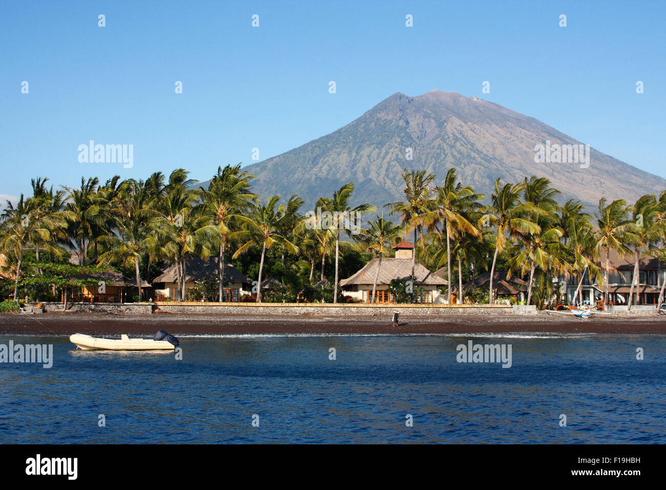 px2487-D. Scuba Seraya Resort mit Vulkan Mount Agung hinter. Tulamben, Bali. Indonesien, tropischen Pazifik. Foto Copyrig Stockfoto