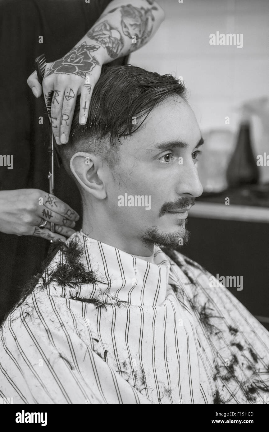 Mann immer einen Haarschnitt bei einem Friseur Stockfoto