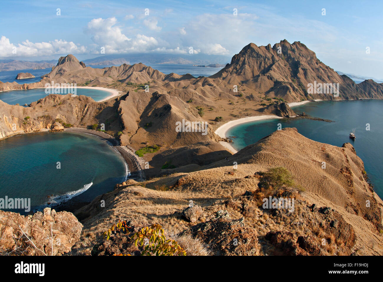 px91466-D. tolle Aussicht von oben auf Padar Insel Komodo National Park. Tauchboot "Seven Seas" in der Bucht. Indonesien, Pazifischen Ozean. P Stockfoto